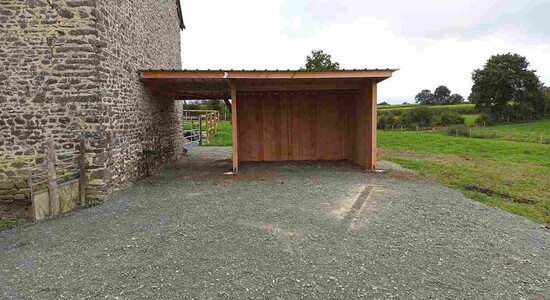 Découvrez cet abri à bardage avec extension de toit, directement accolé à la maison de son propriétaire, à la fois sympathique et original.