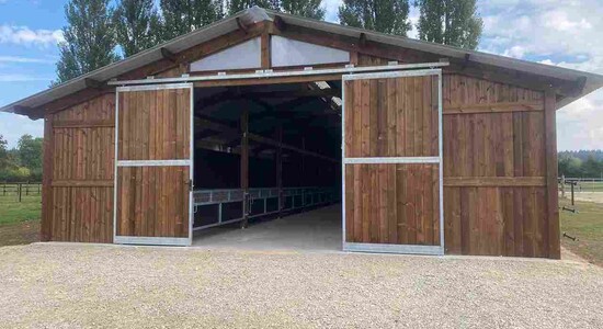 Découvrez ce magnifique barn à ossature en bois, reflétant à la fois l'esthétisme et le sens du détail de nos produits.