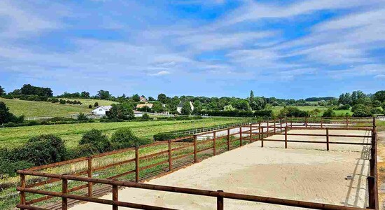 Découvrez notre clôture à trois lisses pour chevaux en bois de pin sylvestre. Ce paddock inclut une retenue de sable et deux barrières anglaises, alliant sécurité et esthétisme pour vos chevaux. Contactez-nous pour vos projets équestres personnalisés.