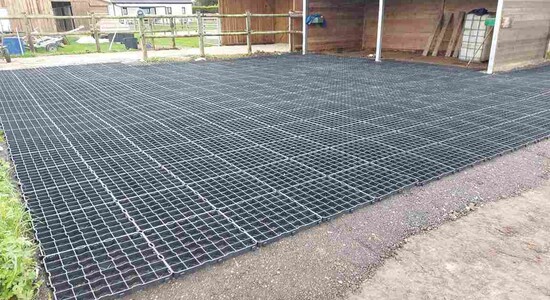 Découvrez l'installation de dalles de stabilisation pour chevaux dans les paddocks d'une cliente Abrivert. Une solution durable et efficace pour améliorer le confort des chevaux.