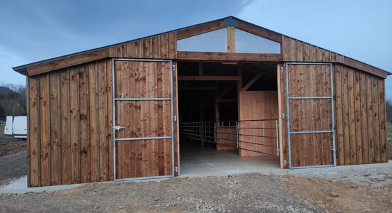 Découvrez notre nouvelle réalisation : un barn français avec une ossature en bois de 12 places, ainsi qu’un hangar à fourrage.