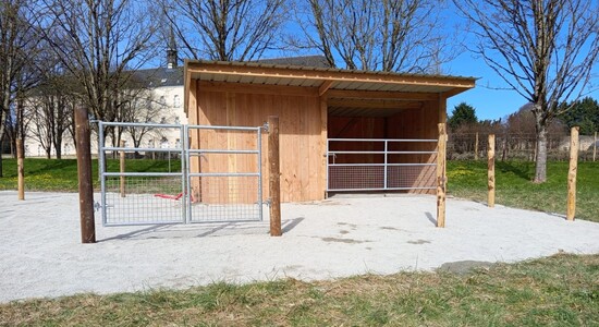 Découvrez notre nouvelle réalisation au sein de l’Abbaye de la Coudre à Laval. Un abri à bardage avec retour, fermé par une barrière galva.