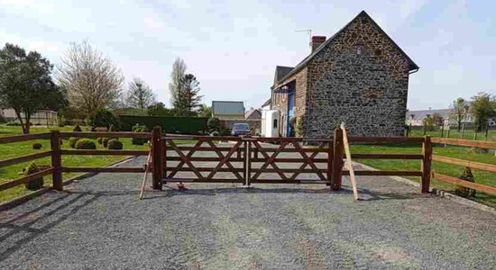 Découvrez notre nouvelle réalisation : une barrière double haras installée à l’entrée d’une propriété typiquement normande.