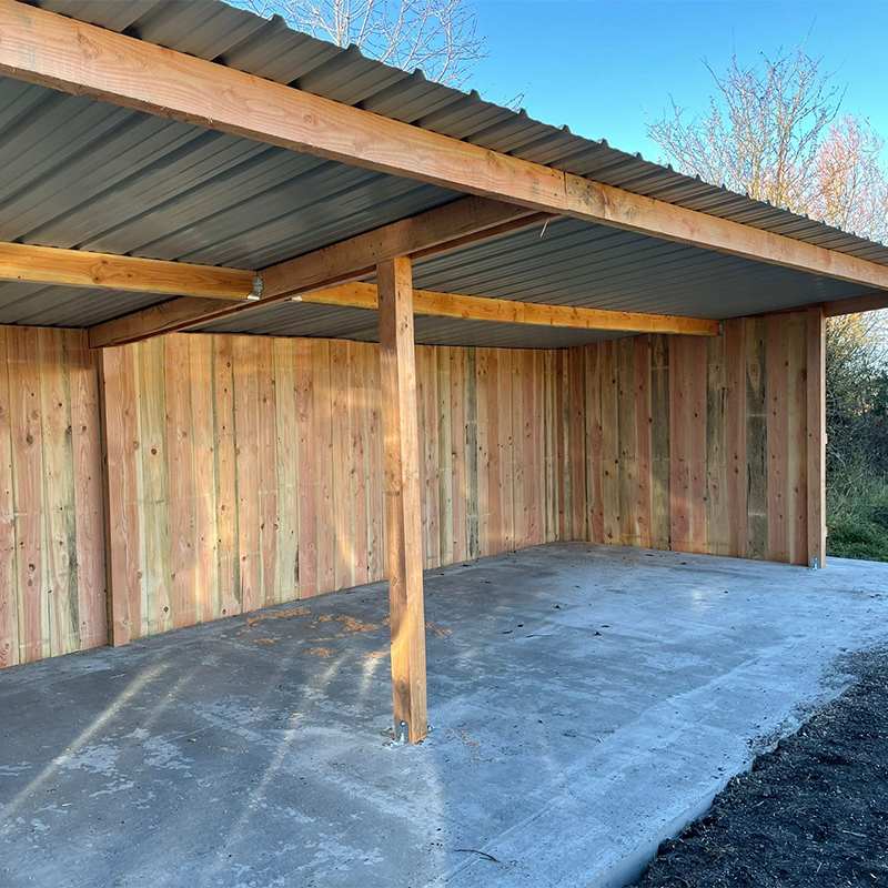 Abri à bardage sur dalle béton, vue de l’intérieur.