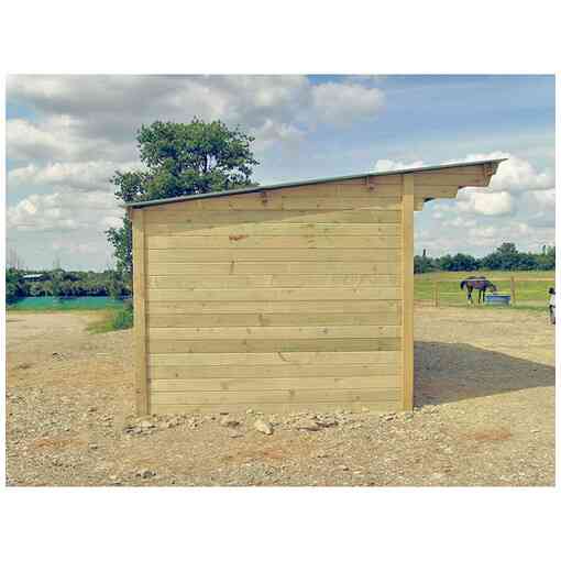 Abri pour chevaux à clins en bois, vu de côté, avec un cheval et un abreuvoir en arrière-plan.