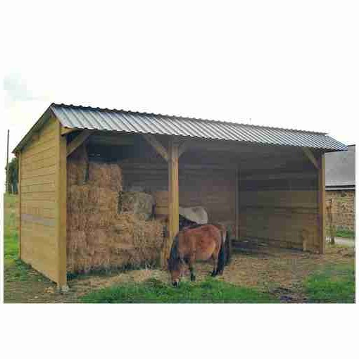 Abri pour chevaux en bois avec clins, toit double pente, servant de hangar à foin à côté d’un poney.