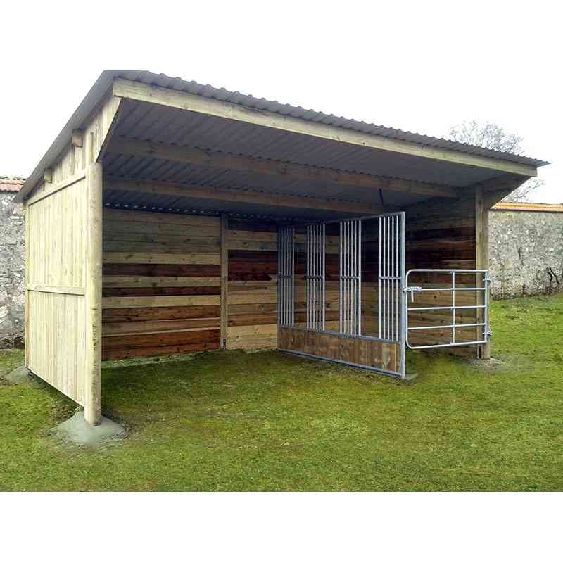 Abri pour chevaux à panneaux avec distributeur de foin, vu de profil et de près.
