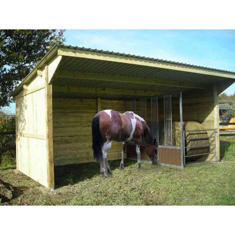 Abri pour chevaux à panneaux avec distributeur de foin, vu de profil avec un cheval.