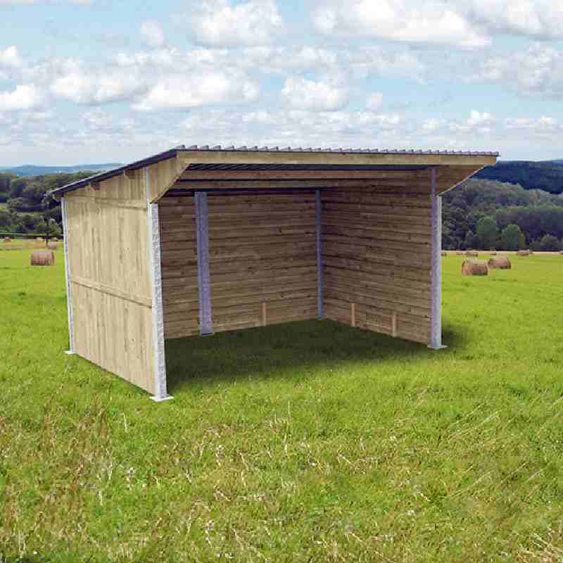 Abri pour chevaux en bois à ossature métallique, vue de près et de face, au milieu d'un champ.