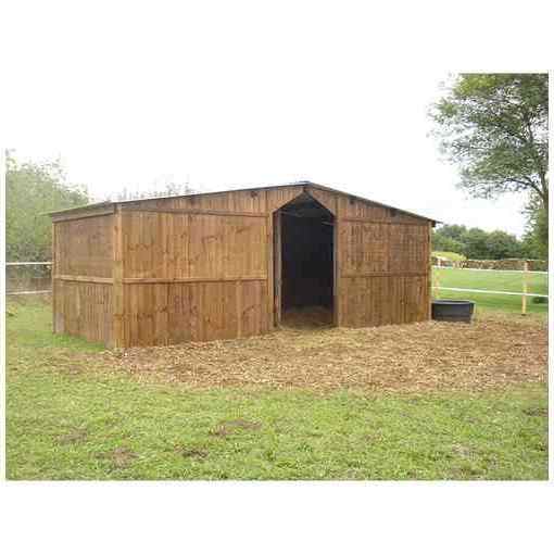 Abris pour chevaux face à face, avec de la paille à leurs extrémités et une clôture autour.