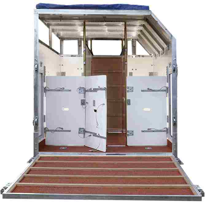 Box pour transport aérien, monté, vu de face et vide.