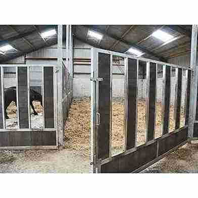 Porte de box battante pour façade, spéciale poulain, ouverte avec un cheval à l’intérieur.