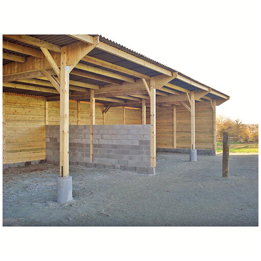 Hangar d'élevage pour chevaux en construction vu de très près sur les fondations.