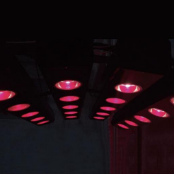 Solarium vu de près, dans une pièce sombre.