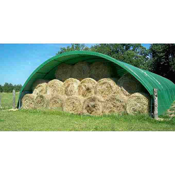 Tunnel de stockage en PVC vert, permettant de stocker du foin.