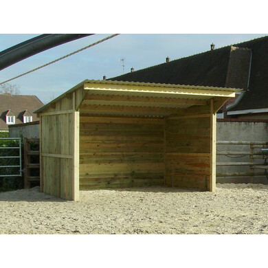 Abri pour chevaux à clins en bois, vu de près et très légèrement de profil.