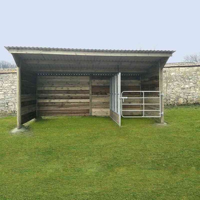 Abri pour chevaux à panneaux avec distributeur de foin, vu de face et de près.