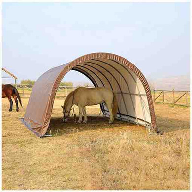 Abri pour chevaux démontable, vu de près et légèrement de profil, avec un cheval à l’intérieur.