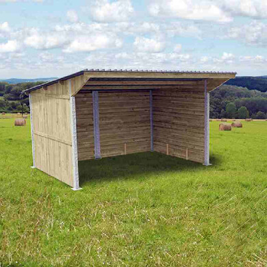 Abri pour chevaux en bois à ossature métallique, vue de près et de face, au milieu d'un champ.