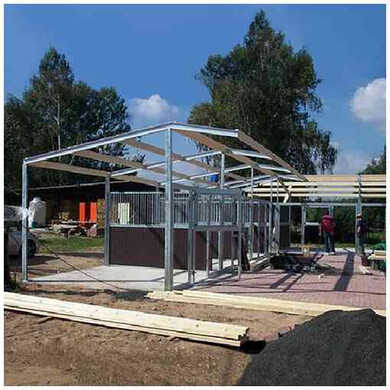 Abri pour chevaux en résine avec ossature métallique renforcée, en construction.