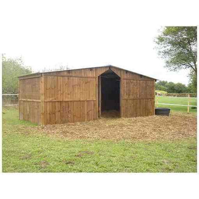 Abris pour chevaux face à face, avec de la paille à leurs extrémités et une clôture autour.