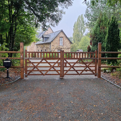 Barrière double haras vue de face à l'entrée d'une maison.