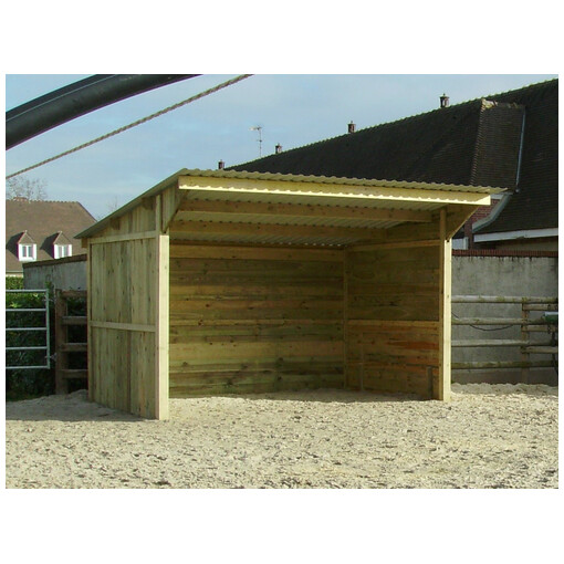 Abri pour chevaux à clins en bois, vu de près et très légèrement de profil.