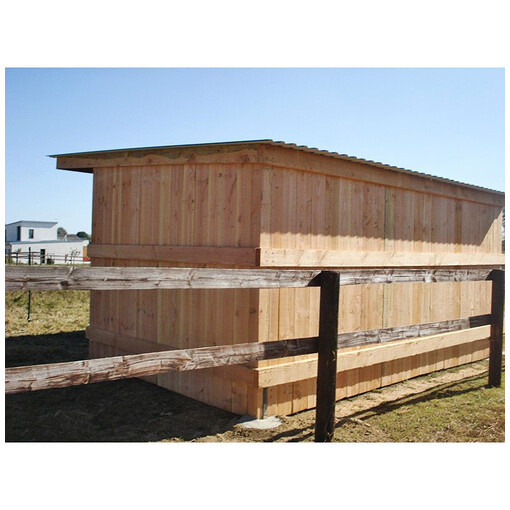 Abri à bardage, vue de dos de près, collé à une clôture en bois.