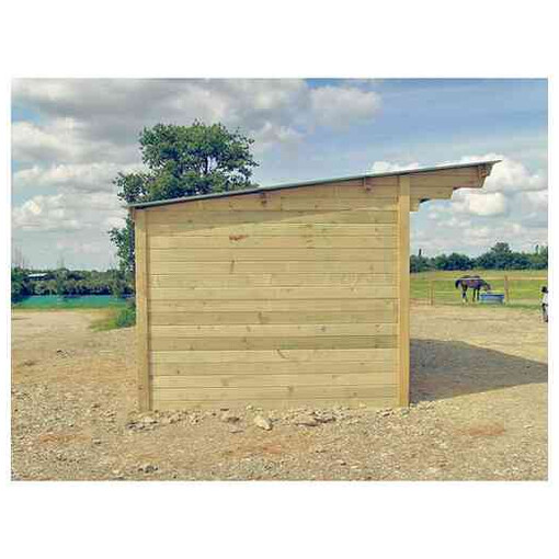 Abri pour chevaux à clins en bois, vu de côté, avec un cheval et un abreuvoir en arrière-plan.