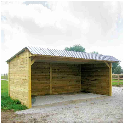 Abri pour chevaux en bois avec clins, toit double pente, vu de près et légèrement de profil.