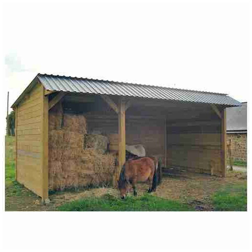 Abri pour chevaux en bois avec clins, toit double pente, servant de hangar à foin à côté d’un poney.