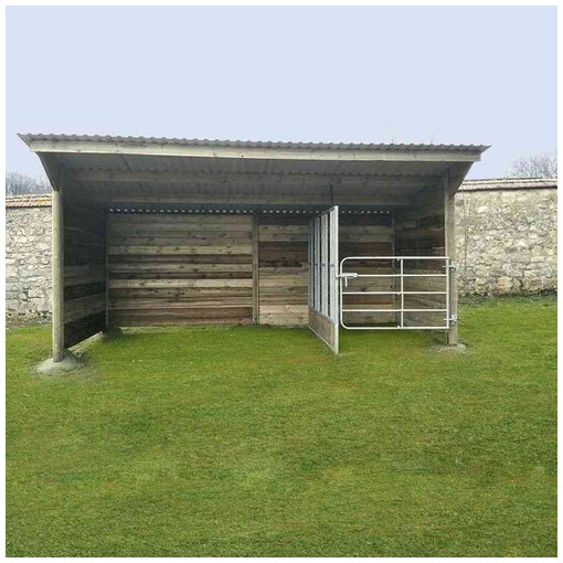 Abri pour chevaux à panneaux avec distributeur de foin, vu de face et de près.