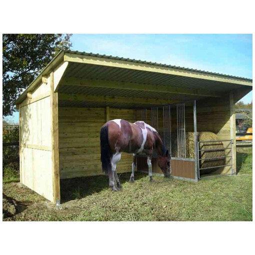 Abri pour chevaux à panneaux avec distributeur de foin, vu de profil avec un cheval.