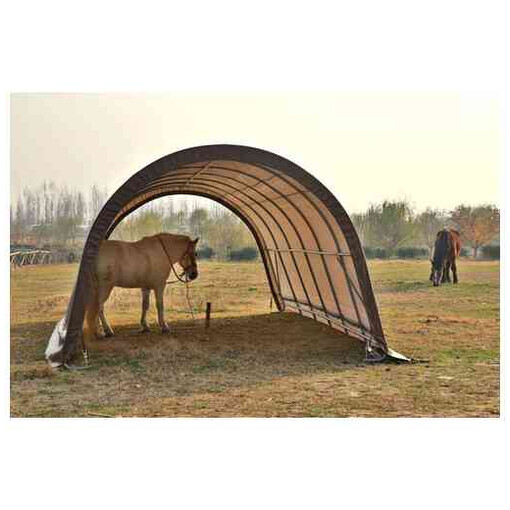 Abri pour chevaux démontable, vu de face, avec un cheval à l'intérieur et un autre à proximité.