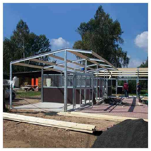 Abri pour chevaux en résine avec ossature métallique renforcée, en construction.