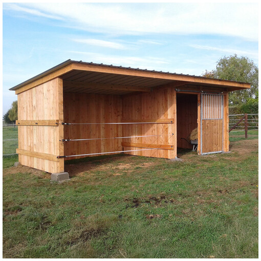 Abri box pour chevaux, vu de face et légèrement de profil, à côté d’une clôture HSW1.