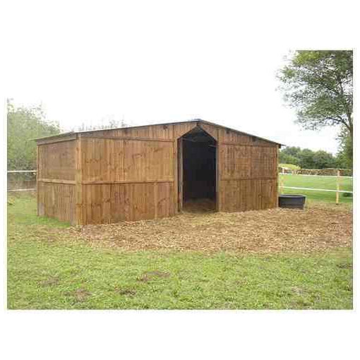 Abris pour chevaux face à face, avec de la paille à leurs extrémités et une clôture autour.