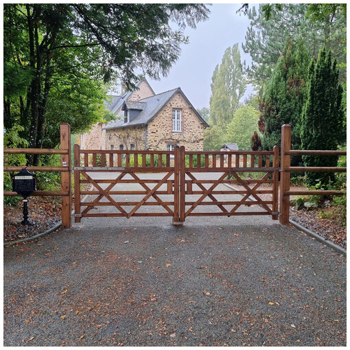 Barrière double haras vue de face à l'entrée d'une maison.