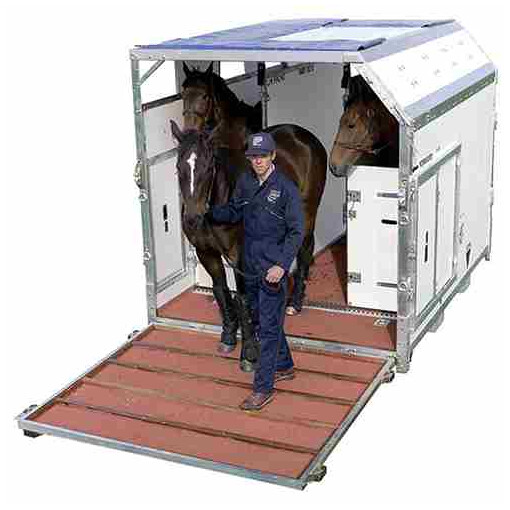 Box pour transport aérien, monté avec un cavalier et chargé avec trois chevaux.