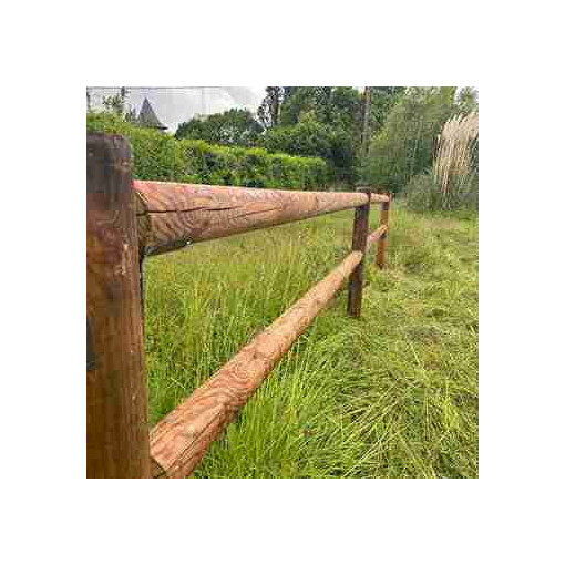 Clôture à deux lisses rondes en bois, vue en étant collé à la barrière de manière à faire apparaître les renforts.