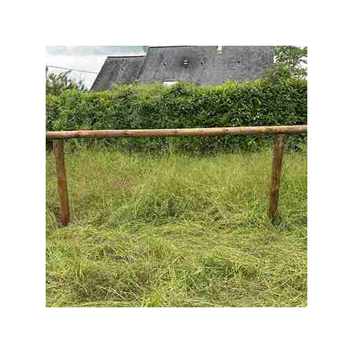 Clôture à 1 lisse en bois, vue en pleine largeur, avec des l’horizons en arrière-plan.