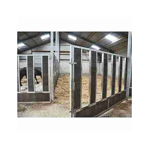 Porte de box battante pour façade, spéciale poulain, ouverte avec un cheval à l’intérieur.