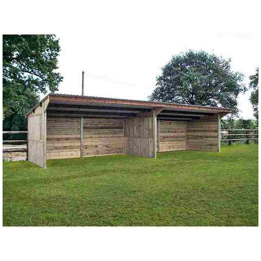 Grand abri pour chevaux avec séparation, vue de près, avec une clôture en bois derrière.