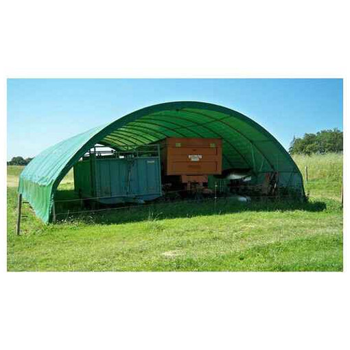 Tunnel de stockage en PVC vert, destiné au rangement d'engins et de matériaux agricoles.