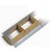 Boxes alignés à clins avec grand auvent, vus de dessus sur l’intérieur des boxes, sur fond blanc.