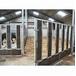 Porte de box battante pour façade, spéciale poulain, ouverte avec un cheval à l’intérieur.