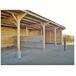 Hangar d'élevage pour chevaux en construction vu de très près sur les fondations.
